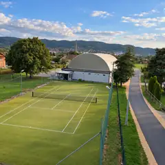 Teniski teren pored balona, pogled iz zraka